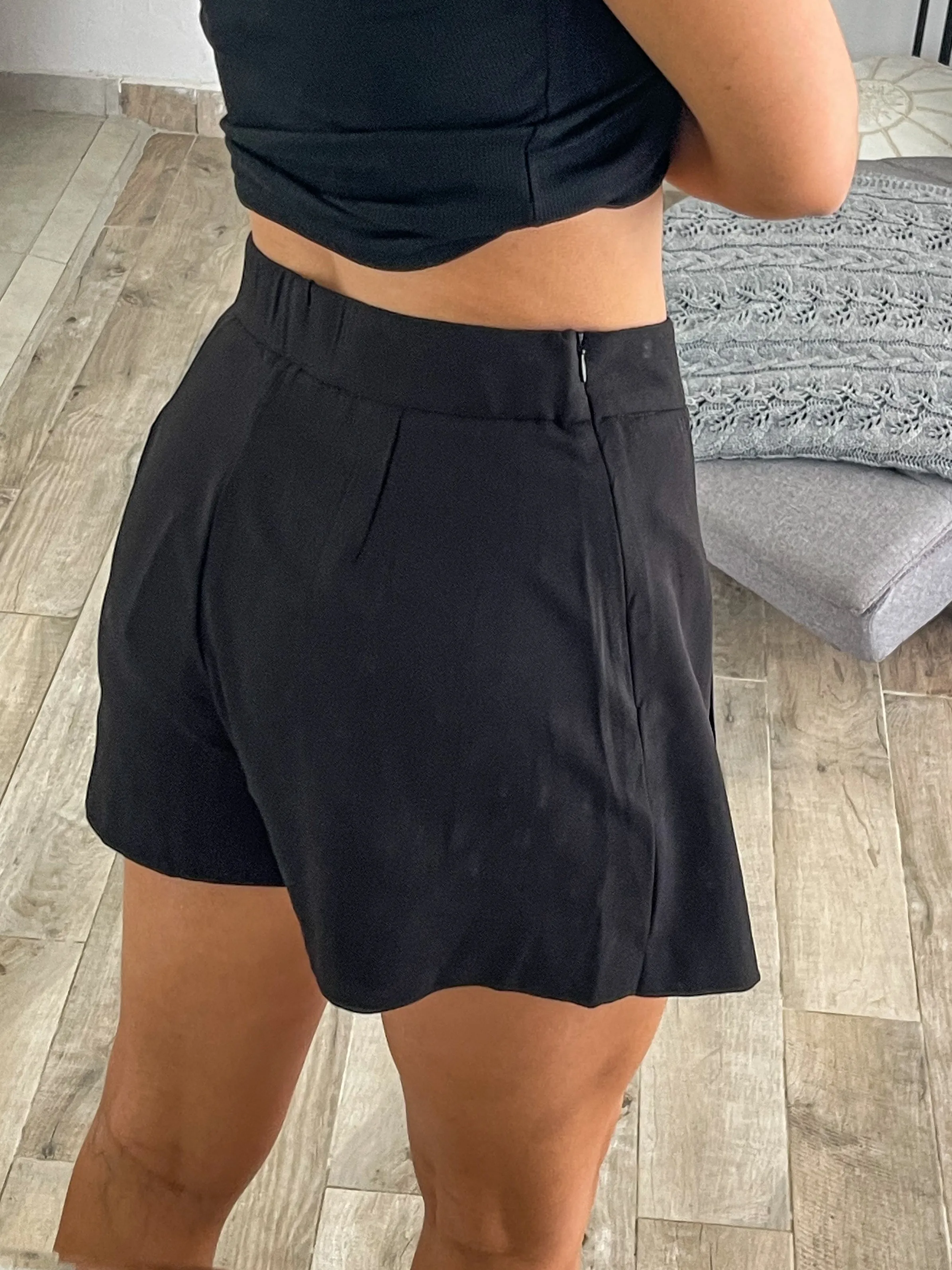 BLACK PLEATED SKORT